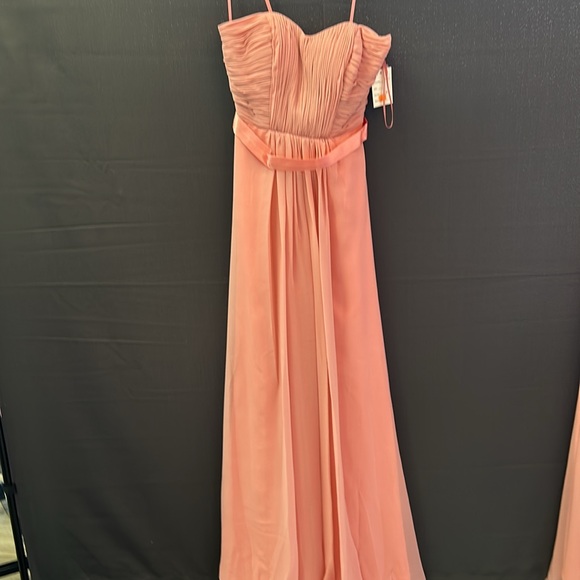 This dress is very elegant and feminine - Picture 7 of 7